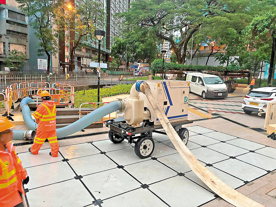 ●紅色暴雨警告發出前，緊急應變隊在柴灣道迴旋處清渠防止水浸，排水機械人小禹2號候命。下水水 Drainy Fb圖片