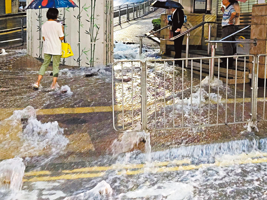 ●港島山道香港大學站出口對開爆鹹水管。 劉天正Fb圖片