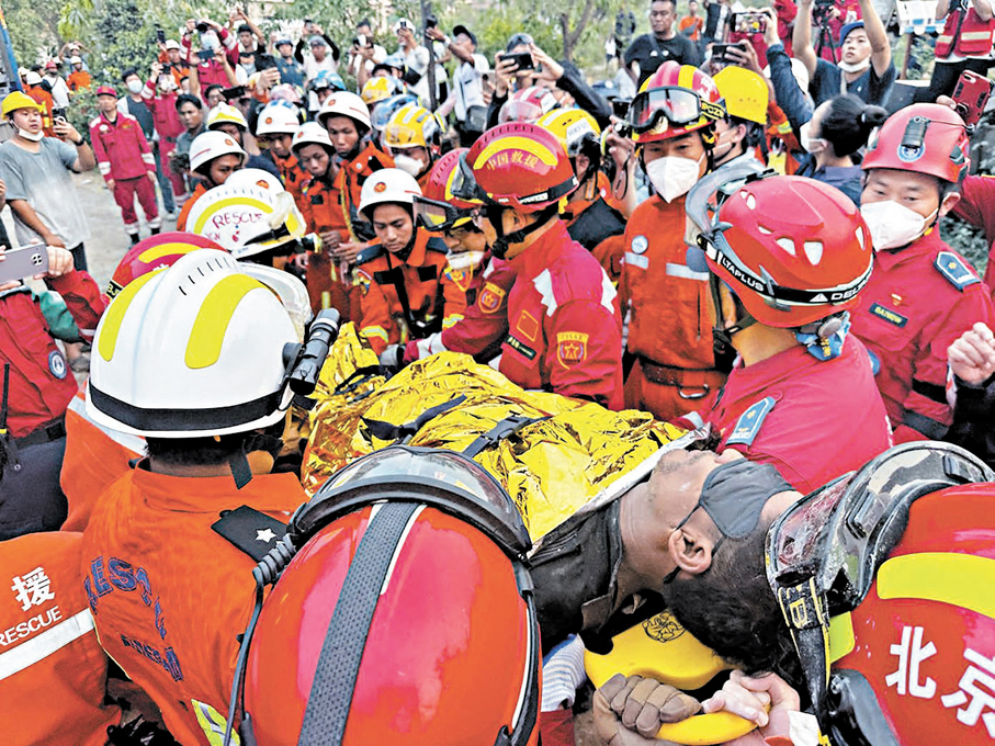 ● 救援隊成功救出一名受困男子，立即為其保暖防止失溫，並佩戴眼罩避免強光刺激導致視力損傷。消防處圖片