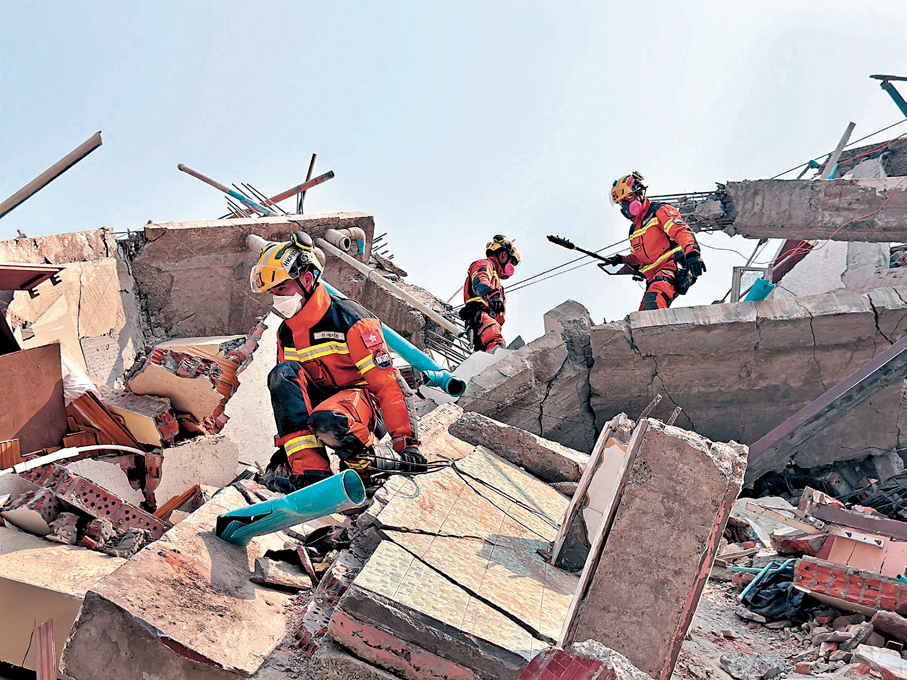 ● 救援隊隊員身穿厚重裝備與時間賽跑，共覆蓋57個地點完成61次搜救行動。 消防處圖片