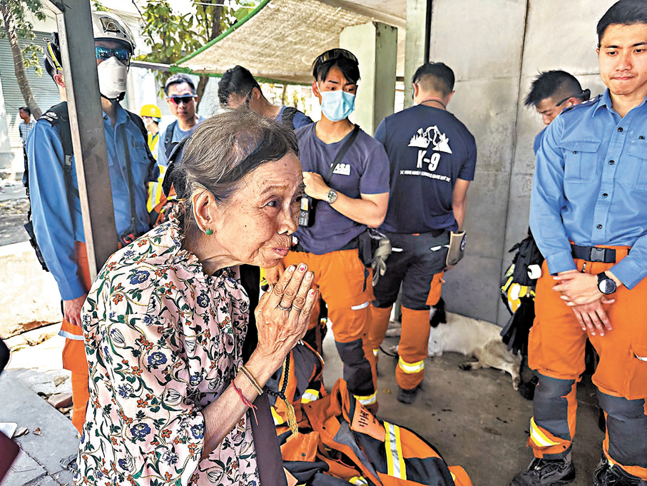 ● 災民感謝救援隊幫助。 消防處圖片