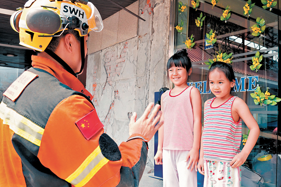 ● 救援隊與小朋友交流。 消防處圖片