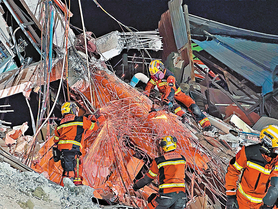 ●救援隊在廢墟中搜救，小心翼翼清除大型瓦礫。 消防處圖片