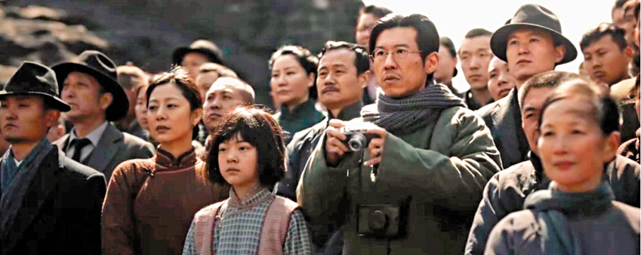 ●王驍飾演照相館的金老闆。