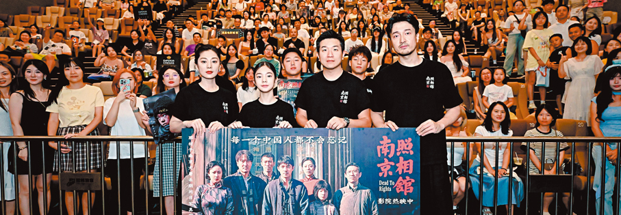 ●申奧導演連同高葉（左一）、小演員楊恩又（左二）及王傳君（右一）出席電影首映禮。