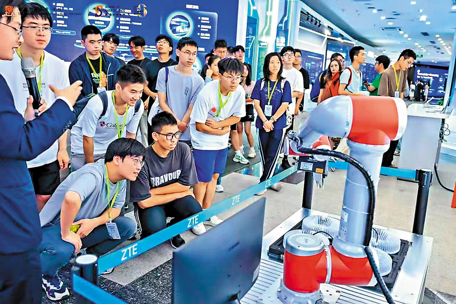 ●深圳校企合作緊密，在深圳的大學裏，學生有更多機會了解產業發展。圖為港中深數據科學學院舉辦暑期遊學班，同學們走進科技企業，對科技創新與產業實踐有更直觀的認識。