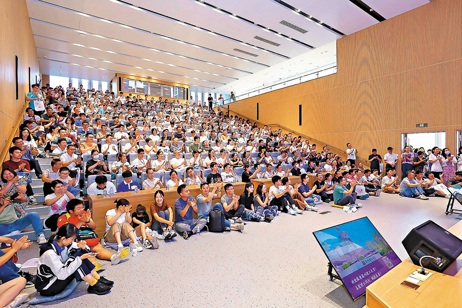 ●高考生選學校的標準正在發生變化，新型研究型大學越來越火，分數甚至超越許多傳統名校。圖為深圳理工大學開放日，吸引眾多學子。