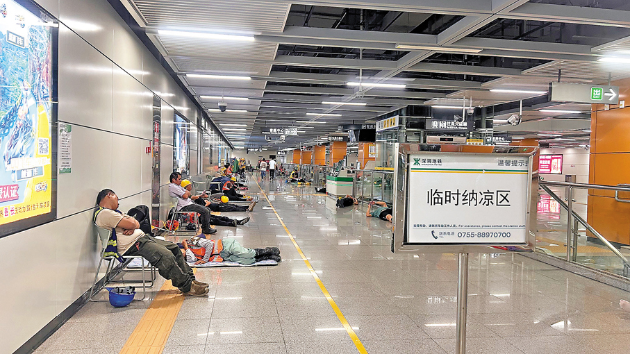 ●深圳地鐵7號線深雲站內，附近工地的工友趁午休過來休息。 香港文匯報記者常麗娟  攝