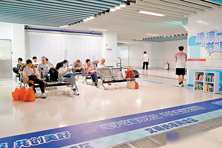 ●港鐵（深圳）在4號線長湖站、牛湖站設置了納涼區，不僅配備了座椅，還聯合深圳書城龍華城，把「圖書角」搬進了地鐵站。 網上圖片