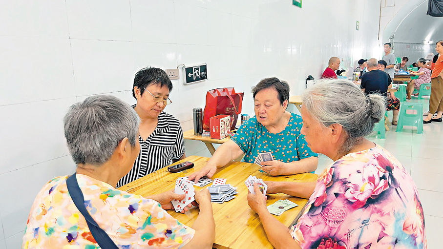 ●市民在防空洞內打牌納涼。 香港文匯報記者孟冰 攝