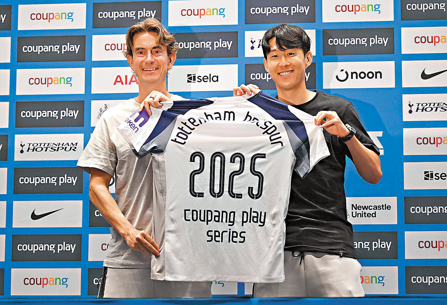 ●孫興民（右）與熱刺主帥法蘭克一同亮相記招。 法新社