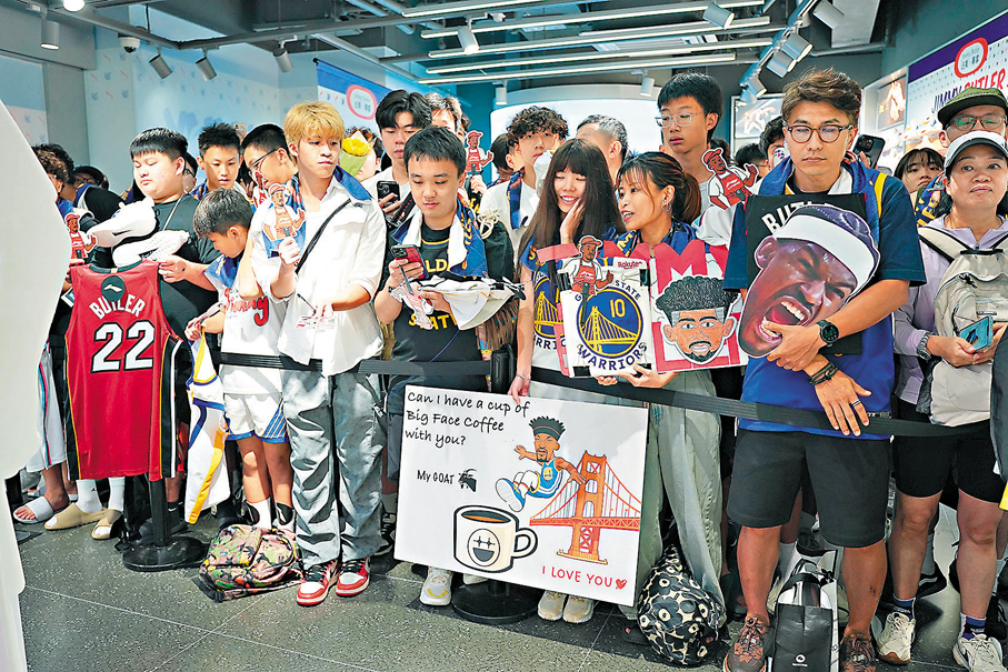 ●過百名球迷聚集現場，爭睹畢拿風采。香港文匯報記者張發兒  攝