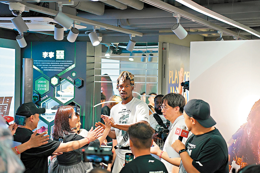 ●畢拿逐一與在場球迷擊掌。香港文匯報記者張發兒  攝