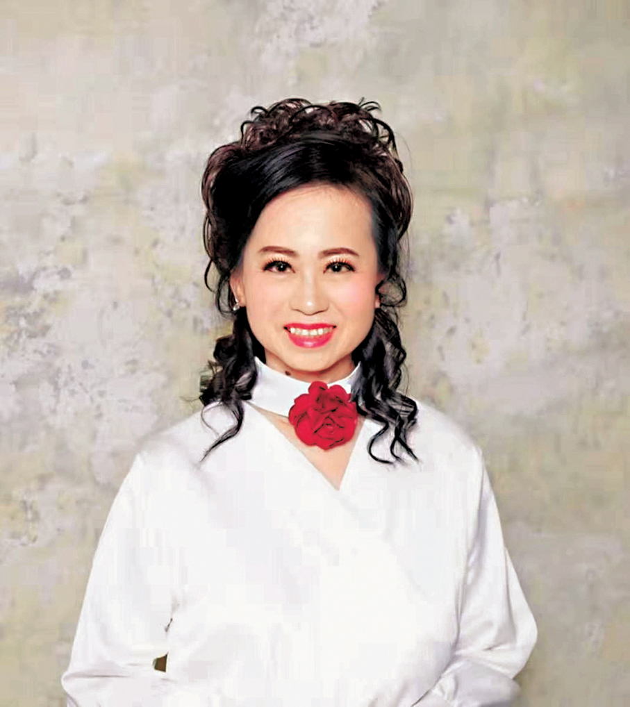 ●《夢江南》編劇黃紫紅近年進軍粵曲及粵劇創作，曾獲粵曲創作、微粵曲創作多項大獎，也參與《楚台宋玉》《子期與伯牙》《華光》等劇的編撰。