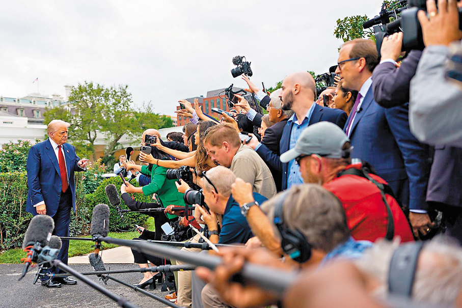 ●特朗普（左）堅稱在他領導下，美國經濟正蓬勃發展。 彭博社