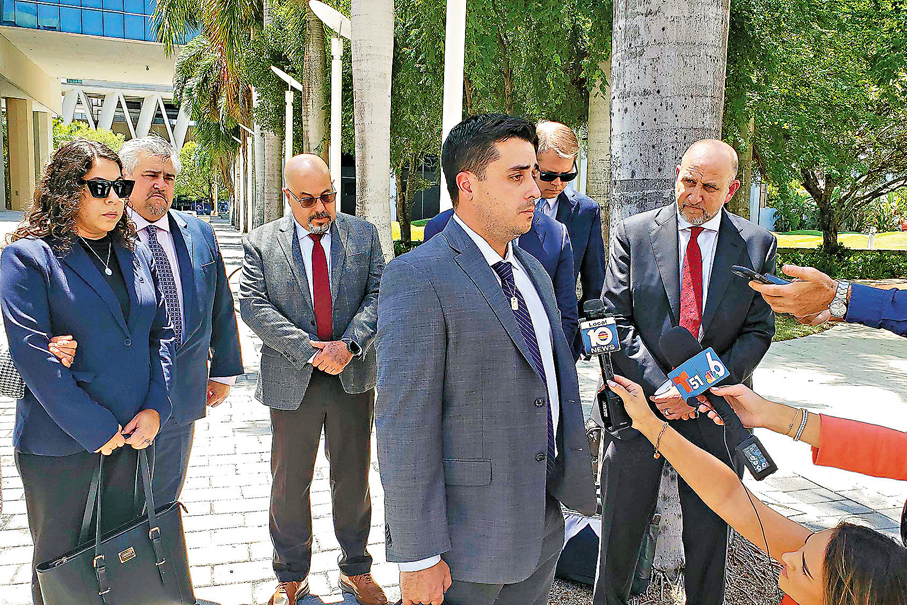 ●萊昂的男友安古洛（中）在車禍中受重傷。美聯社