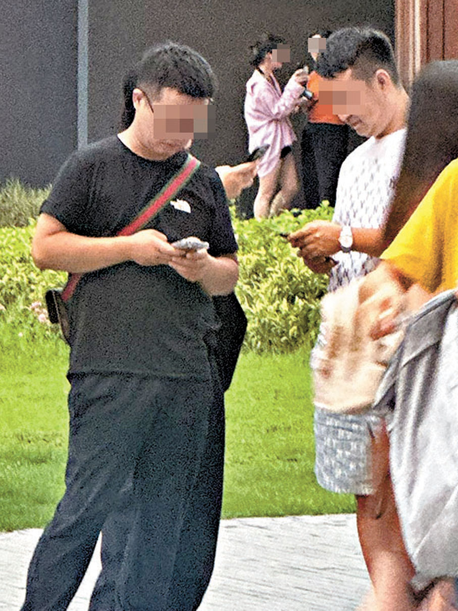 ●記者發現徘徊在啟德體育園附近的黃牛會定時轉移陣地。