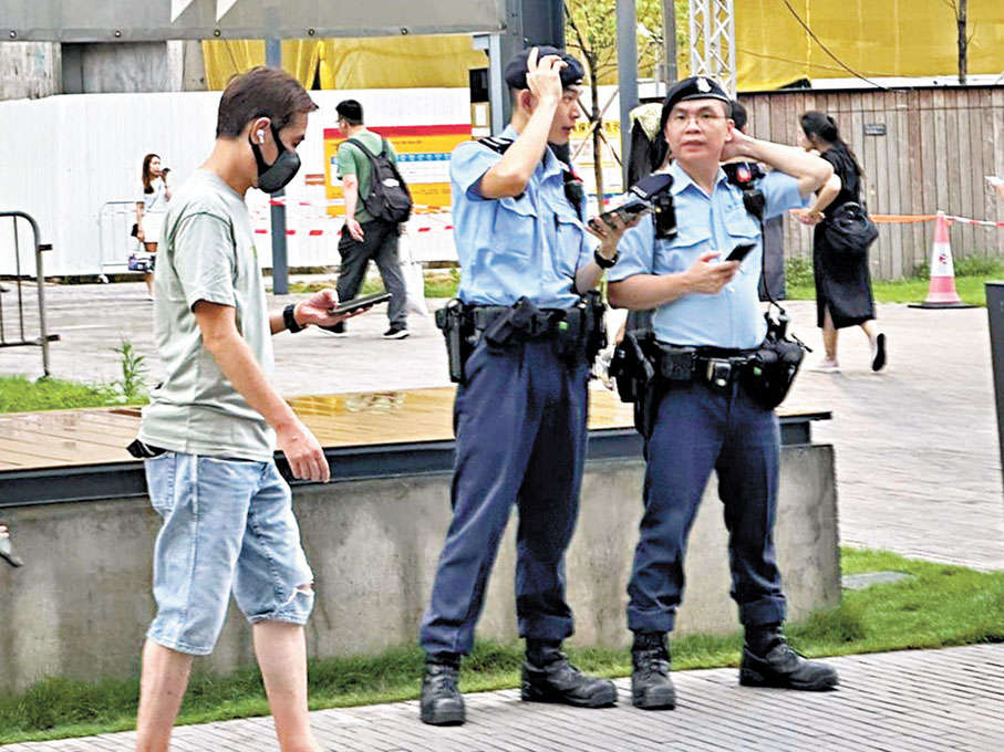 ●警察在啟德零售館及港鐵站附近巡邏。
