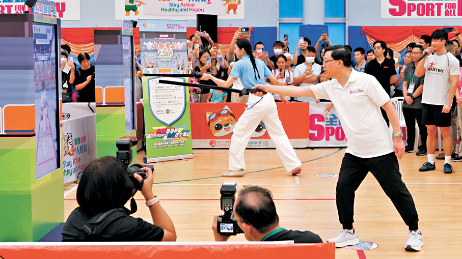 ●李家超試玩虛擬劍擊。香港文匯報記者黃艾力  撮