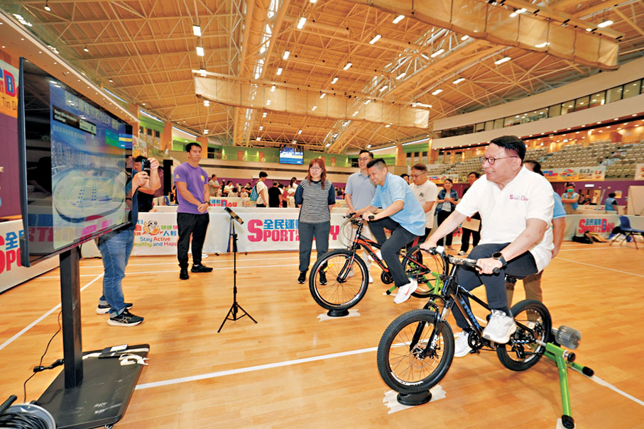 ●陳國基（右一）參與智能單車挑戰。