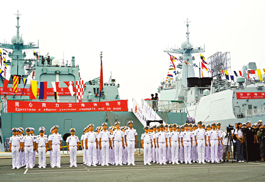 ●8月1日，在俄羅斯海參崴某軍港，參加中俄「海上聯合-2025」聯合演習的中俄雙方官兵整齊列隊。 新華社