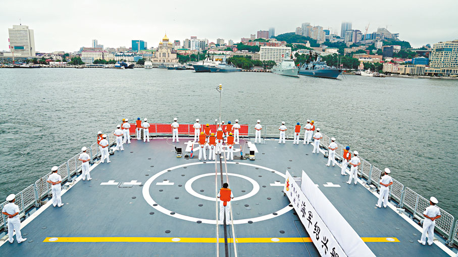 ●7月31日，參加中俄「海上聯合-2025」聯合演習的中方艦艇編隊指揮艦紹興艦抵達俄羅斯海參崴某軍港。 新華社