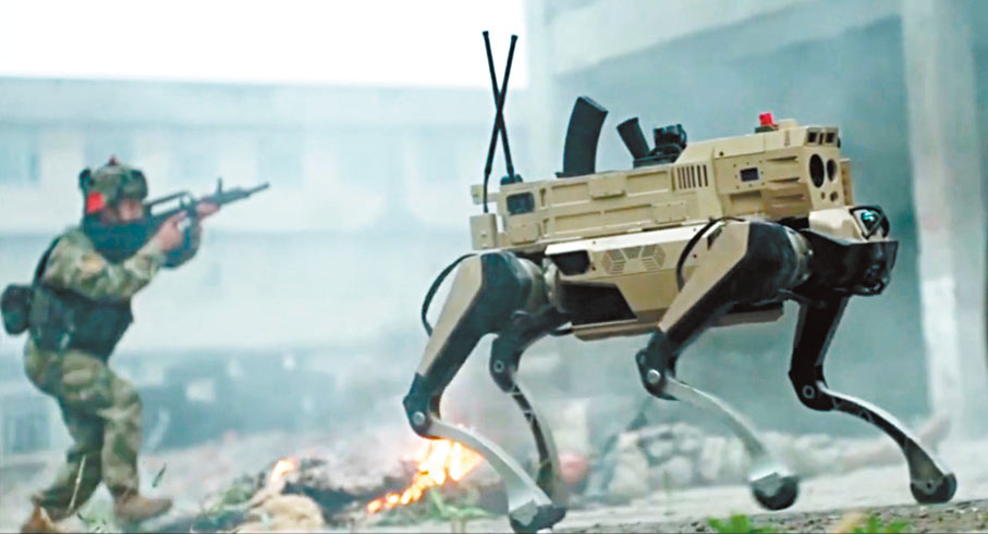 ●在陸軍某中心，大量新式無人特戰裝備得到檢驗。圖為機器狗與官兵在模擬作戰。 視頻截圖