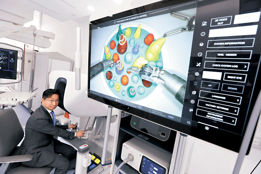 ●趙偉仁親身示範「Sentire思騰腔鏡手術機械人」。 香港文匯報記者曾興偉  攝