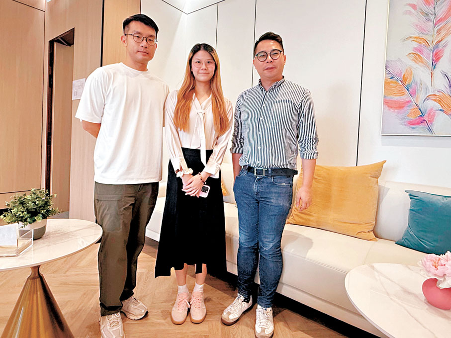 ●陳紀雯（中）表示，知悉實習計劃時馬上飛回香港面試。黃俊瑯（右）希望能激勵港青未來在內地探索就業機會。香港文匯報記者楊盈盈  攝