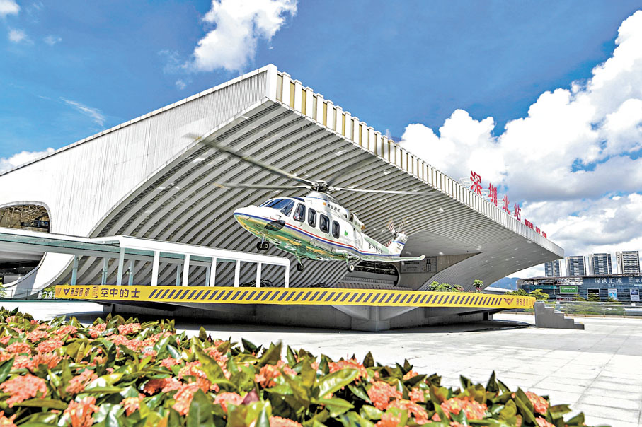 ●深圳將建全球總部研發中心等「四大中心」，並新建兩座通用機場，全力打造「全球低空經濟第一城」。圖為東部通航直升機從深圳北站起飛。香港文匯報記者郭若溪  攝