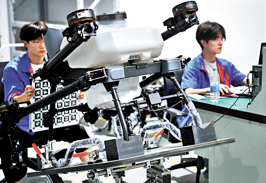 ●早前，工作人員在聯合飛機集團深圳基地的車間內測試無人機的避障功能。 資料圖片