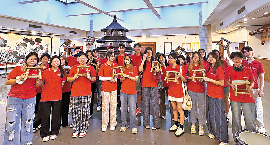 ●港生們走進中國紫檀博物館。香港文匯報記者凱雷  攝