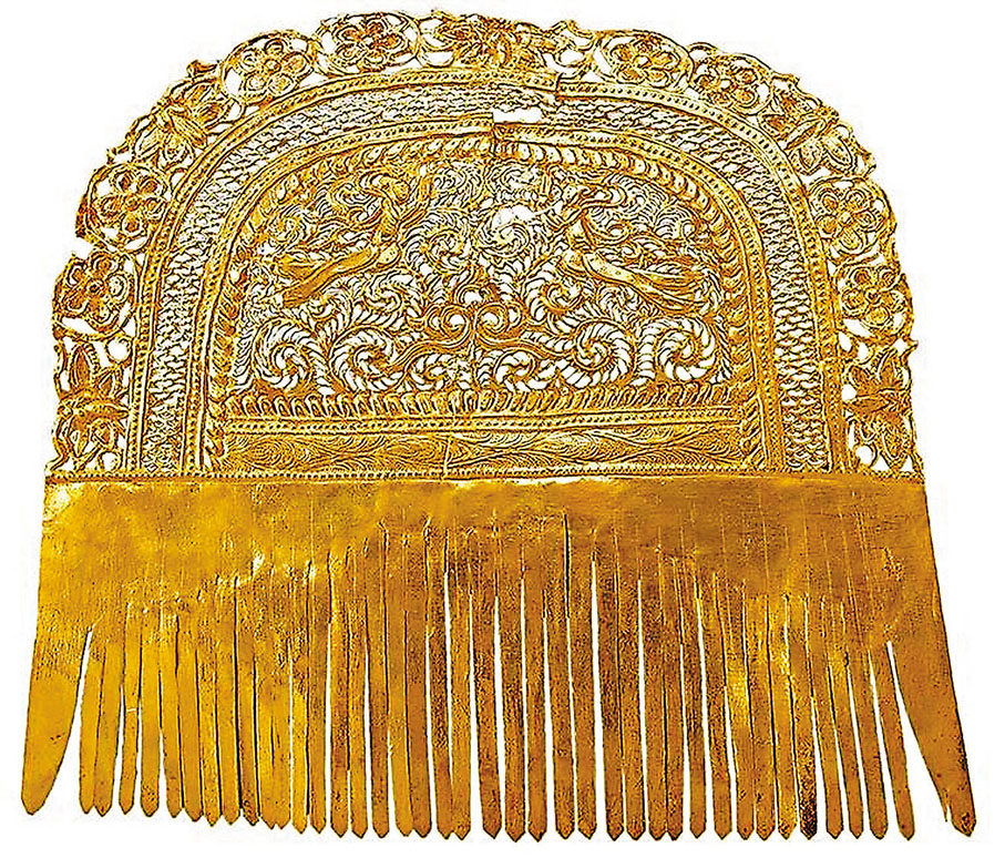 ●展品之一、以薄金片鏤空鏨刻而成的金櫛頭飾。