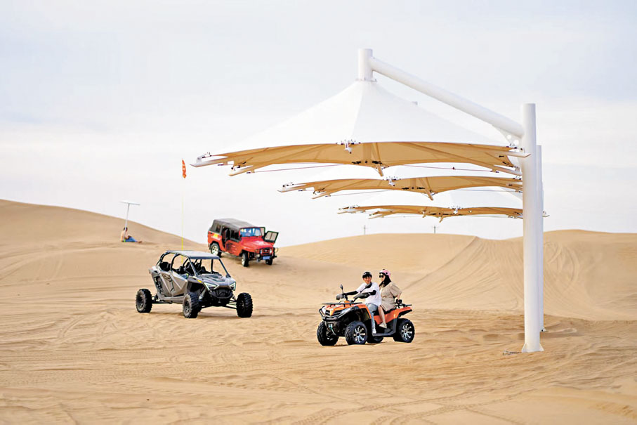 ●摩托車等娛樂項目吸引眾多遊客參與。