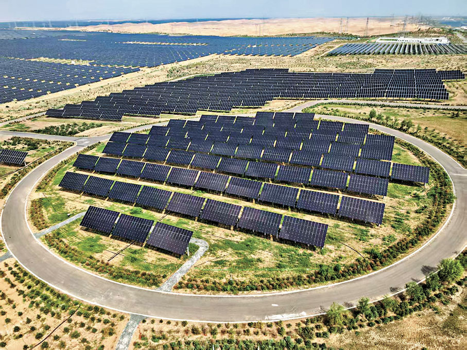 ●遠眺沙漠，遍地光伏。