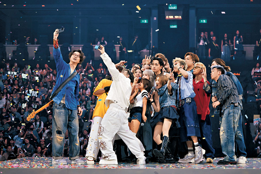●眾人與全場觀眾玩自拍。     主辦方供圖