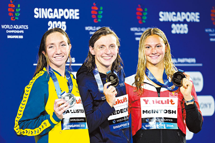 ●列迪姬（中）、麥恩杜殊（右）和普絲達在頒獎台上合影。 新華社