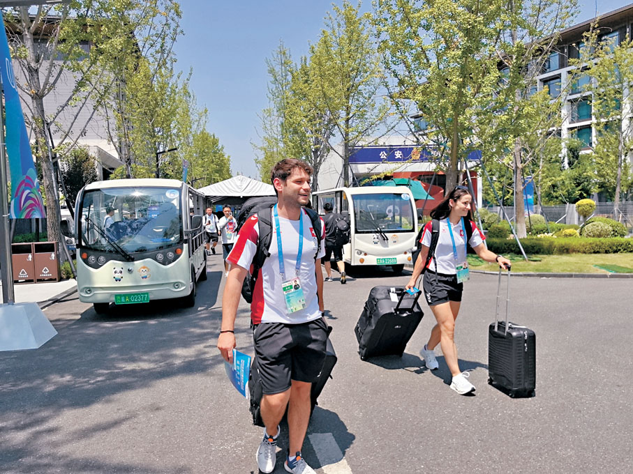 ●開村首日，瑞士運動員抵達世運村。