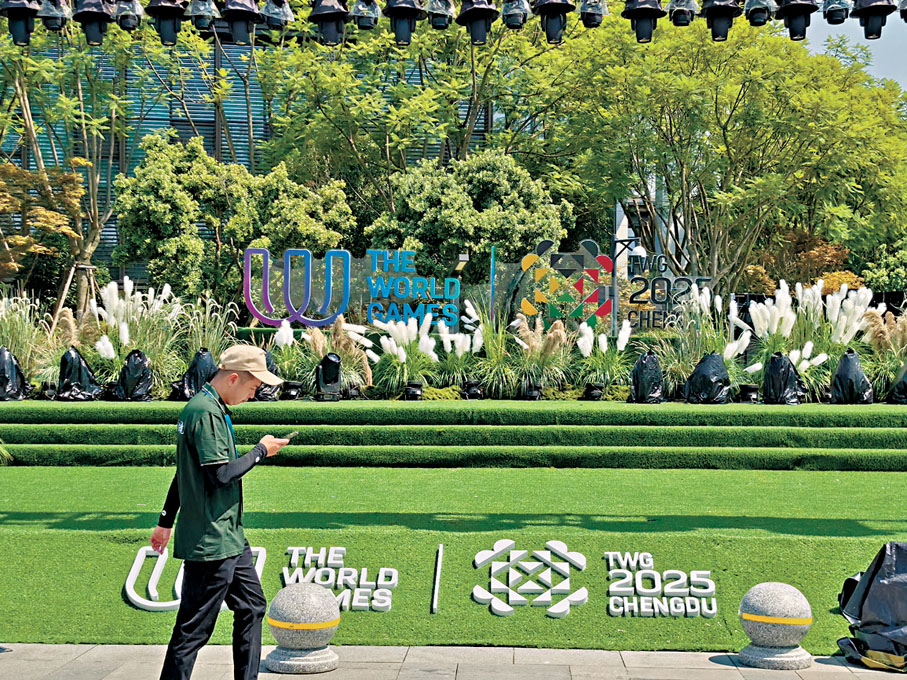 ●世運村A區參賽者服務中心外的互動交流場地舞台已經落成。