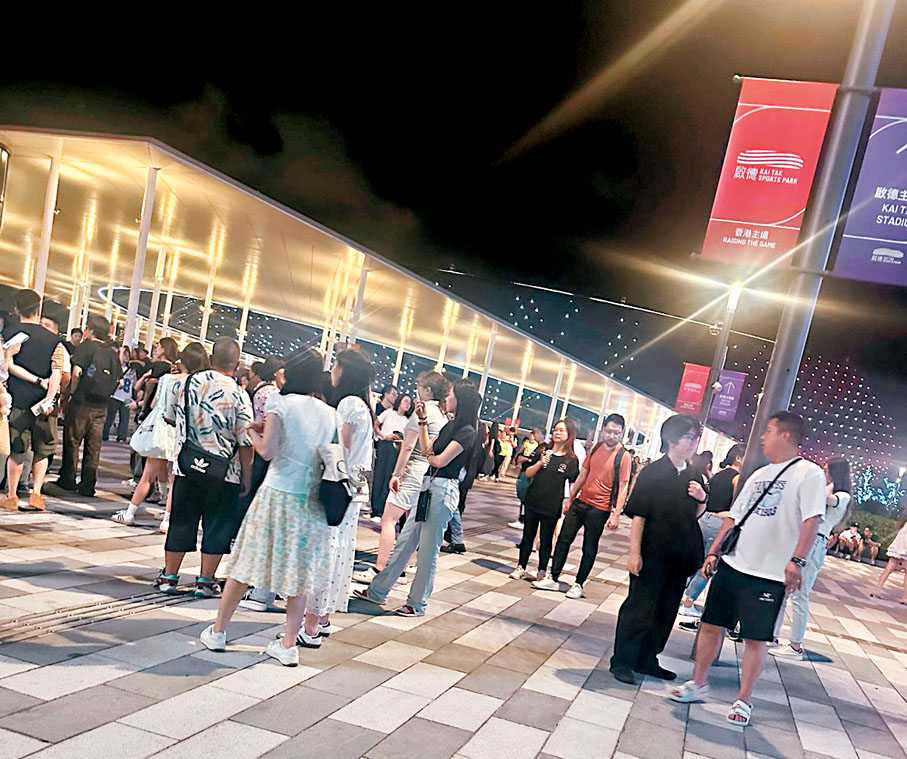 ●啟德體育園附近聚集大量黃牛。