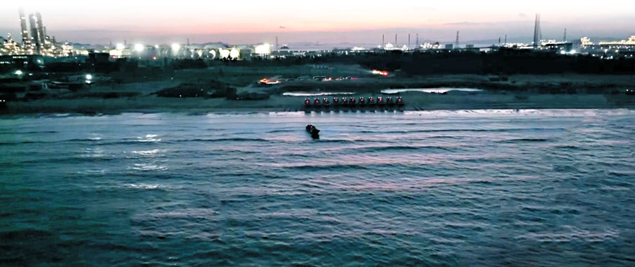 ●陸軍夜間實戰訓練，兩棲部隊於黑暗中泛水登艦。 視頻截圖