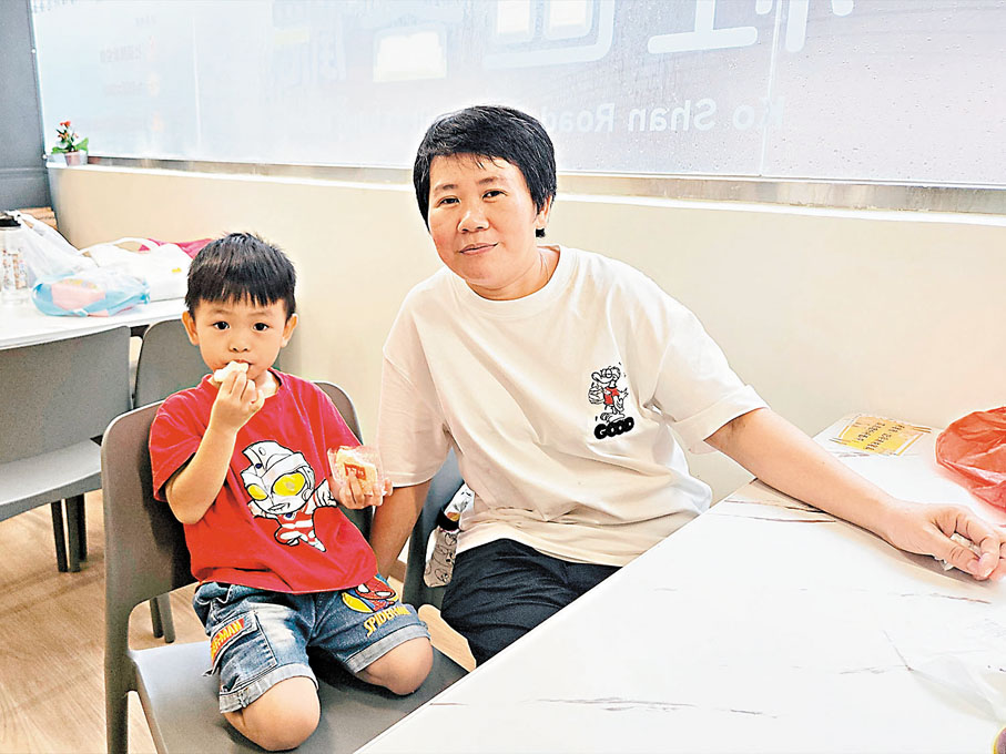 ●朱女士在高山道社區客廳的飯廳接受訪問。香港文匯報記者黃子晉  攝