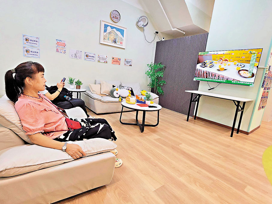 ●盧女士在高山道社區客廳看電視。香港文匯報記者黃子晉  攝