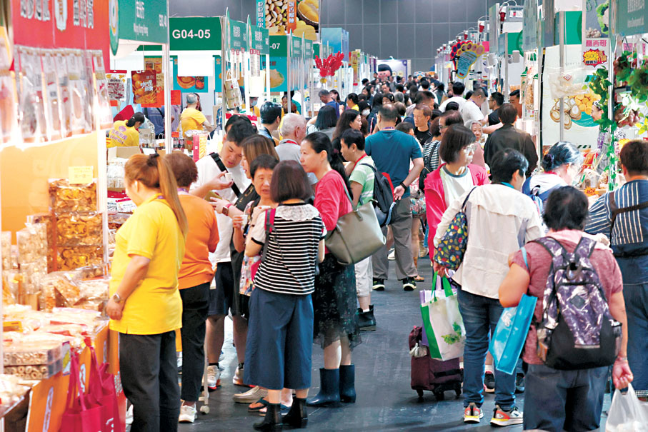 ●不少市民拖着行李箱掃貨。香港文匯報記者北山彥  攝