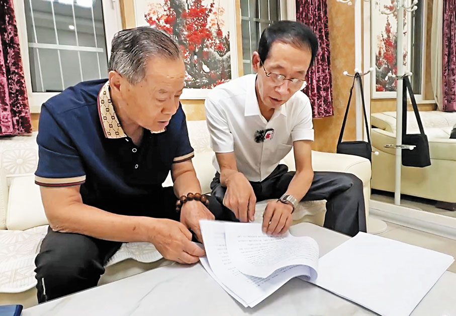 ●高偉東（右）與文史專家、原瀋陽九一八歷史博物館館長助理崔俊國探討高興亞事跡。   香港文匯報記者何思熳 攝