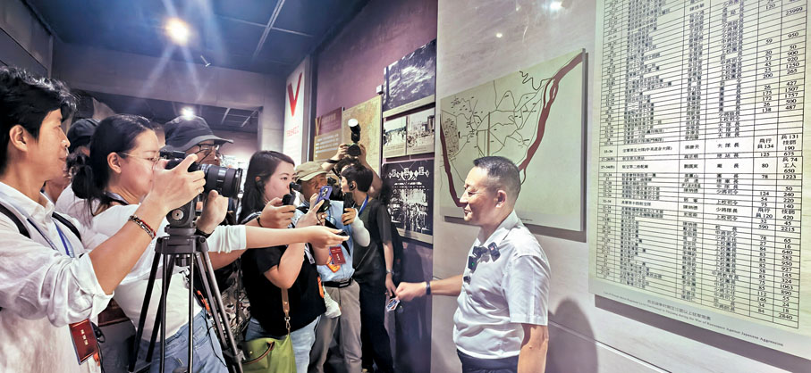 ●中國人民抗日戰爭勝利受降紀念館館長吳建宏接受兩岸記者採訪。   香港文匯報記者姚進 攝