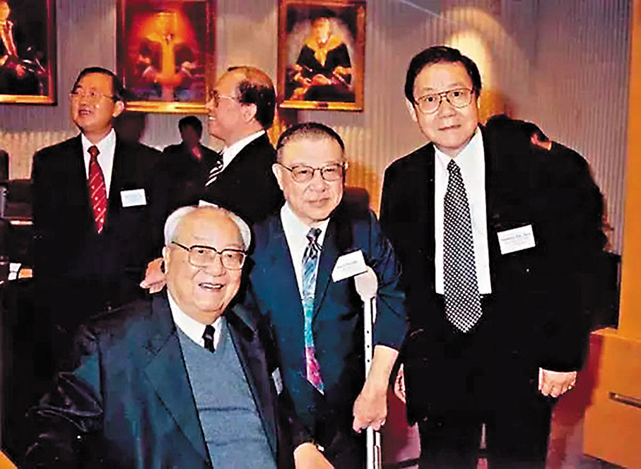 ●前排左起：費孝通、許倬雲、金耀基於香港大學祖堯堂。 網上圖片