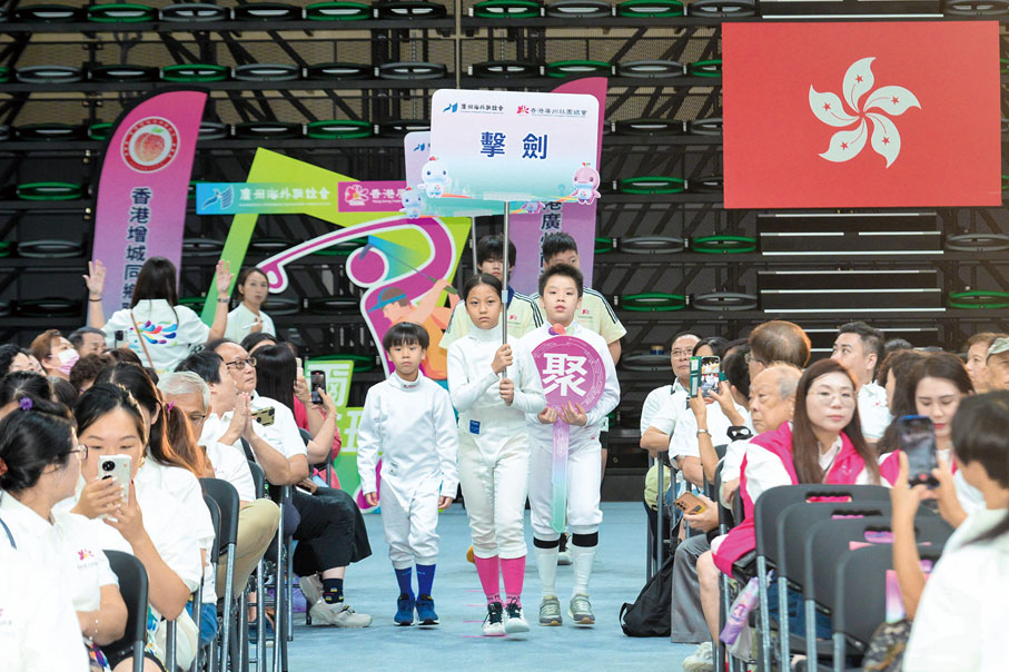 ●義工團青少年運動員代表列隊進場，交接啟動鑰匙。