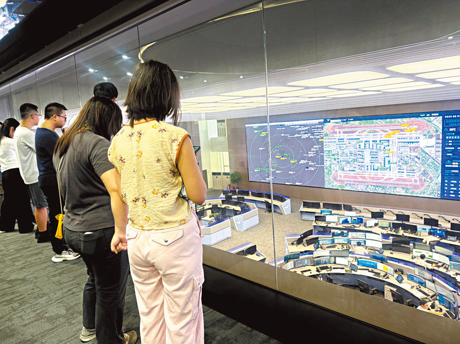 ●港生們在工作人員的陪同下參觀機場指揮中心。香港文匯報記者曹逸琳  攝