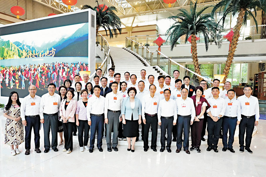 ●港區人大代表視察組與自治區領導合影。大公文匯全媒體記者何嘉駿 攝